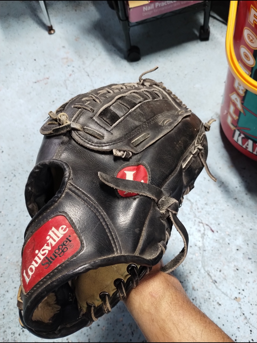 Louisville Slugger The Softballer Black Leather Baseball Glove   13.5inch